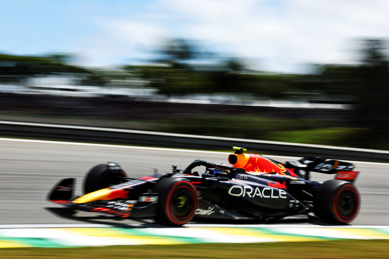 GP BRASILE, Sergio Perez (MEX) Red Bull Racing RB18.
12.11.2022. Formula 1 World Championship, Rd 21, Brazilian Grand Prix, Sao Paulo, Brazil, Sprint Day.
 - www.xpbimages.com, EMail: requests@xpbimages.com © Copyright: Coates / XPB Images