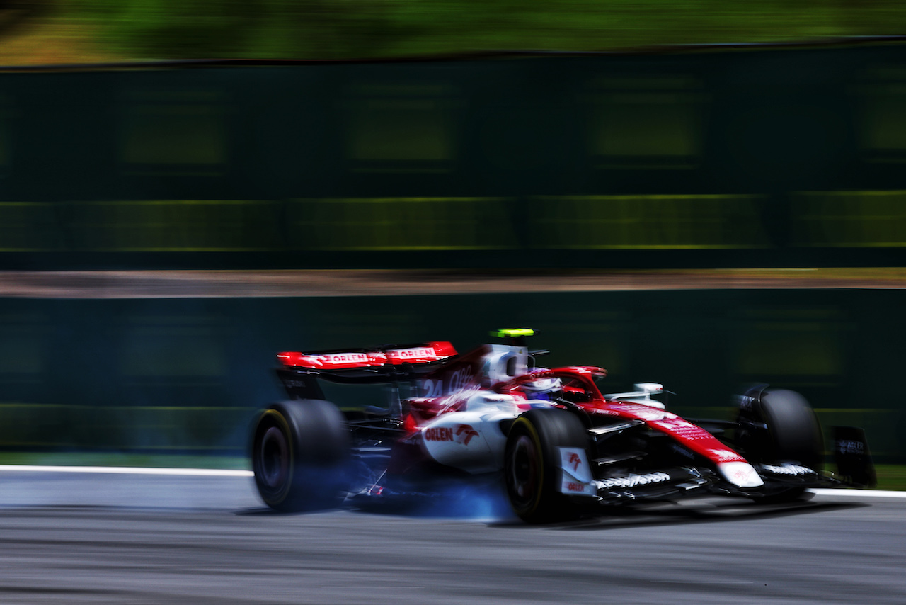 GP BRASILE, Guanyu Zhou (CHN) Alfa Romeo F1 Team C42.
12.11.2022. Formula 1 World Championship, Rd 21, Brazilian Grand Prix, Sao Paulo, Brazil, Sprint Day.
 - www.xpbimages.com, EMail: requests@xpbimages.com © Copyright: Coates / XPB Images