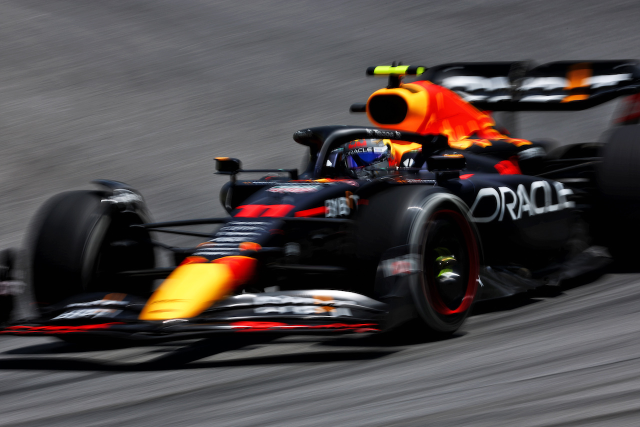 GP BRASILE, Sergio Perez (MEX) Red Bull Racing RB18.
12.11.2022. Formula 1 World Championship, Rd 21, Brazilian Grand Prix, Sao Paulo, Brazil, Sprint Day.
 - www.xpbimages.com, EMail: requests@xpbimages.com © Copyright: Coates / XPB Images