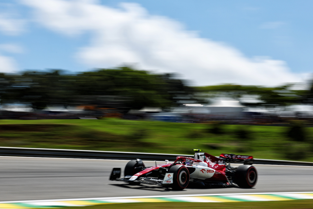 GP BRASILE, Guanyu Zhou (CHN) Alfa Romeo F1 Team C42.
12.11.2022. Formula 1 World Championship, Rd 21, Brazilian Grand Prix, Sao Paulo, Brazil, Sprint Day.
 - www.xpbimages.com, EMail: requests@xpbimages.com © Copyright: Coates / XPB Images