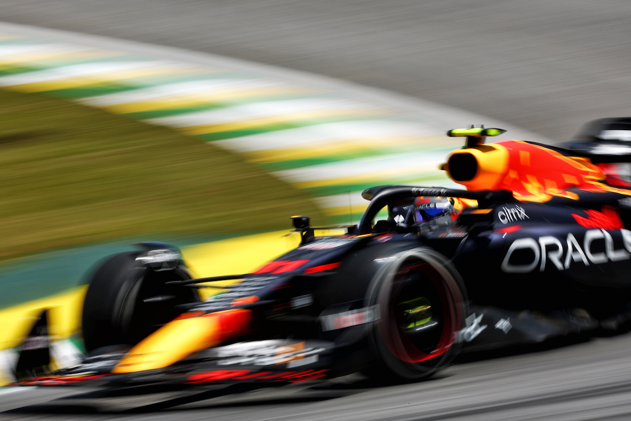 GP BRASILE, Sergio Perez (MEX) Red Bull Racing RB18.
12.11.2022. Formula 1 World Championship, Rd 21, Brazilian Grand Prix, Sao Paulo, Brazil, Sprint Day.
 - www.xpbimages.com, EMail: requests@xpbimages.com © Copyright: Coates / XPB Images