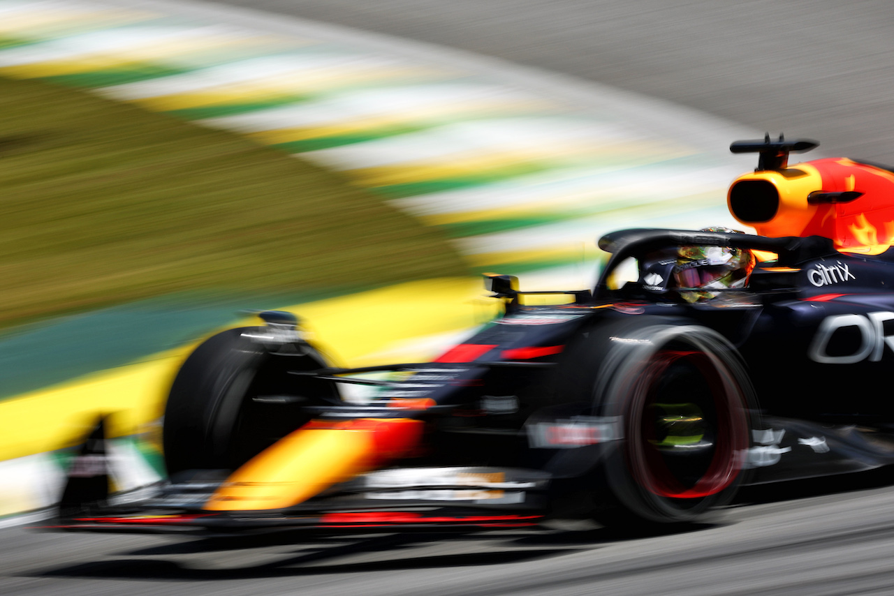 GP BRASILE, Max Verstappen (NLD) Red Bull Racing RB18.
12.11.2022. Formula 1 World Championship, Rd 21, Brazilian Grand Prix, Sao Paulo, Brazil, Sprint Day.
 - www.xpbimages.com, EMail: requests@xpbimages.com © Copyright: Coates / XPB Images