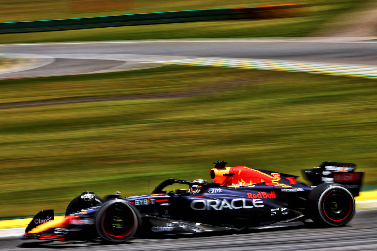 GP BRASILE, Max Verstappen (NLD) Red Bull Racing RB18.
12.11.2022. Formula 1 World Championship, Rd 21, Brazilian Grand Prix, Sao Paulo, Brazil, Sprint Day.
 - www.xpbimages.com, EMail: requests@xpbimages.com © Copyright: Coates / XPB Images