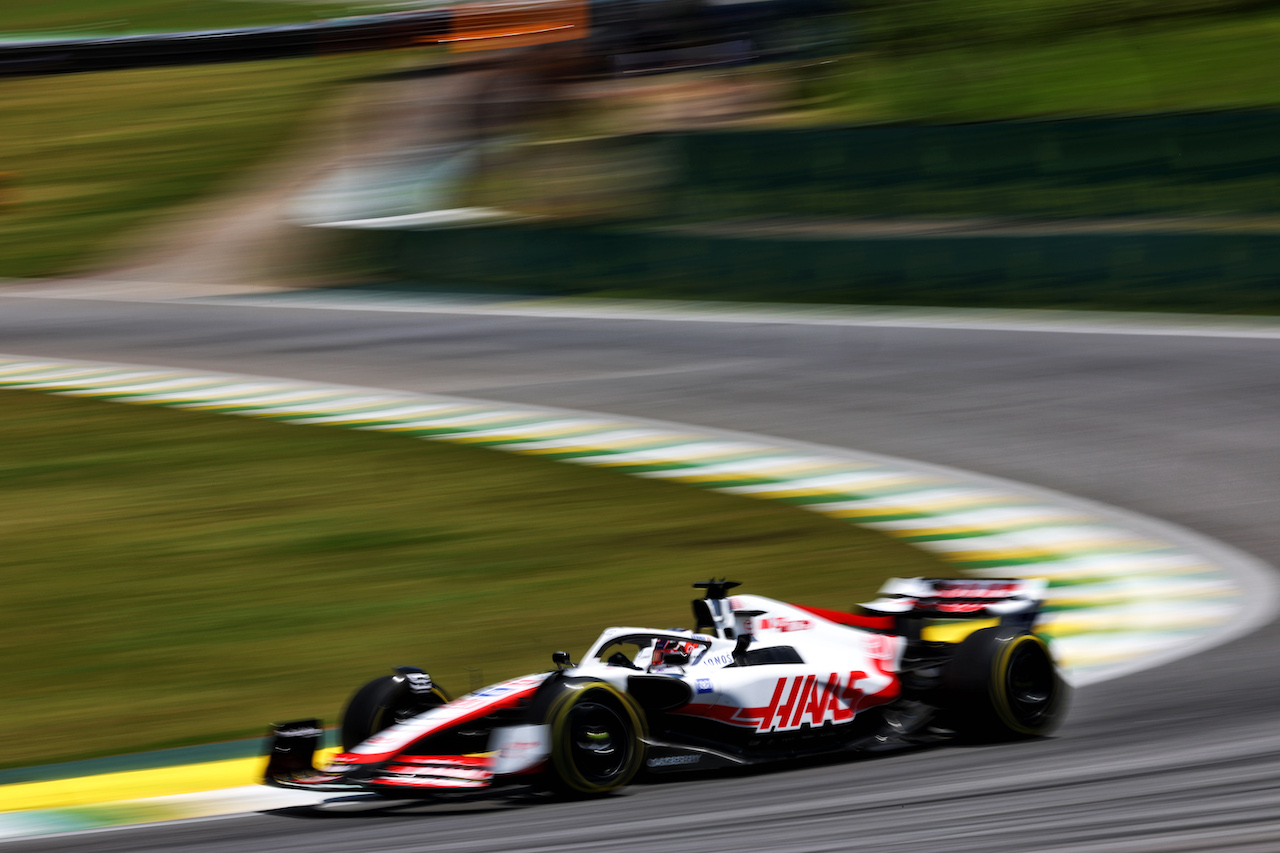 GP BRASILE, Kevin Magnussen (DEN) Haas VF-22.
12.11.2022. Formula 1 World Championship, Rd 21, Brazilian Grand Prix, Sao Paulo, Brazil, Sprint Day.
 - www.xpbimages.com, EMail: requests@xpbimages.com © Copyright: Coates / XPB Images