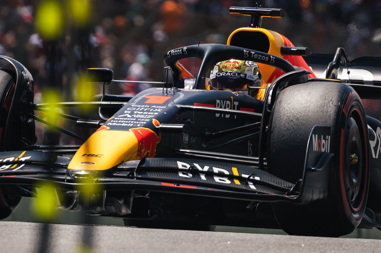 GP BRASILE, Max Verstappen (NLD) Red Bull Racing RB18.
12.11.2022. Formula 1 World Championship, Rd 21, Brazilian Grand Prix, Sao Paulo, Brazil, Sprint Day.
- www.xpbimages.com, EMail: requests@xpbimages.com © Copyright: Bearne / XPB Images