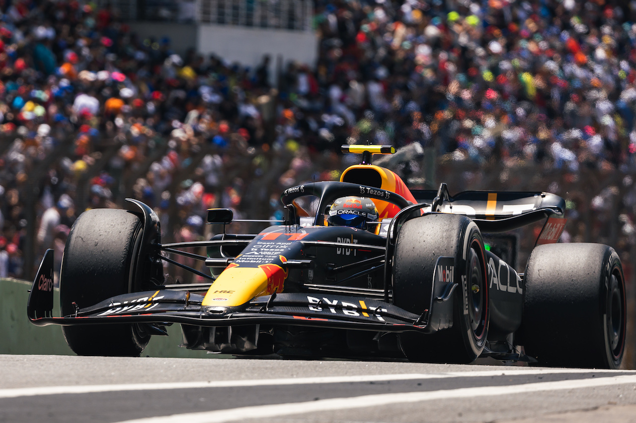 GP BRASILE, Sergio Perez (MEX) Red Bull Racing RB18.
12.11.2022. Formula 1 World Championship, Rd 21, Brazilian Grand Prix, Sao Paulo, Brazil, Sprint Day.
- www.xpbimages.com, EMail: requests@xpbimages.com © Copyright: Bearne / XPB Images