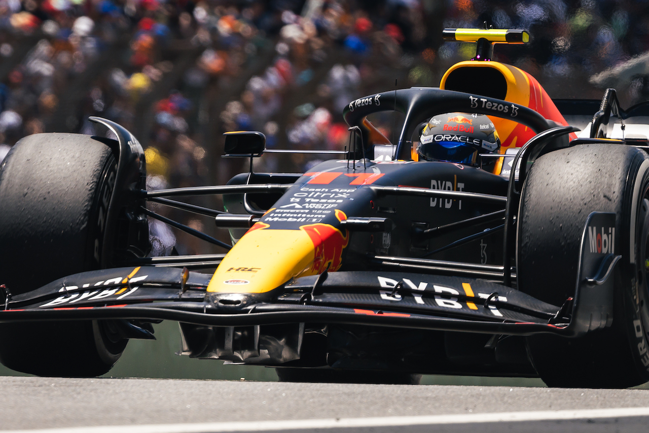 GP BRASILE, Sergio Perez (MEX) Red Bull Racing RB18.
12.11.2022. Formula 1 World Championship, Rd 21, Brazilian Grand Prix, Sao Paulo, Brazil, Sprint Day.
- www.xpbimages.com, EMail: requests@xpbimages.com © Copyright: Bearne / XPB Images