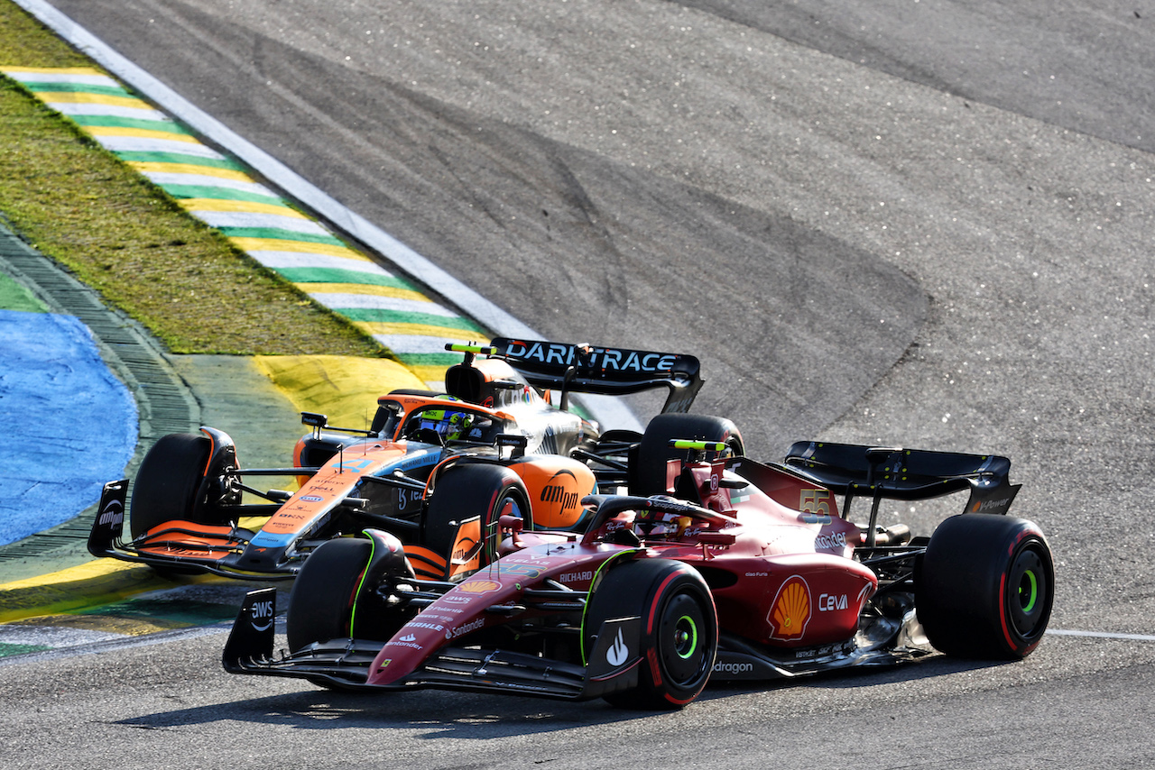 GP BRASILE, Carlos Sainz Jr (ESP) Ferrari F1-75 e Lando Norris (GBR) McLaren MCL36 battle for position.
12.11.2022. Formula 1 World Championship, Rd 21, Brazilian Grand Prix, Sao Paulo, Brazil, Sprint Day.
- www.xpbimages.com, EMail: requests@xpbimages.com © Copyright: Batchelor / XPB Images