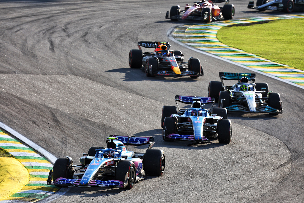 GP BRASILE, Esteban Ocon (FRA) Alpine F1 Team A522 e Fernando Alonso (ESP) Alpine F1 Team A522 with a broken front wing.
12.11.2022. Formula 1 World Championship, Rd 21, Brazilian Grand Prix, Sao Paulo, Brazil, Sprint Day.
- www.xpbimages.com, EMail: requests@xpbimages.com © Copyright: Batchelor / XPB Images