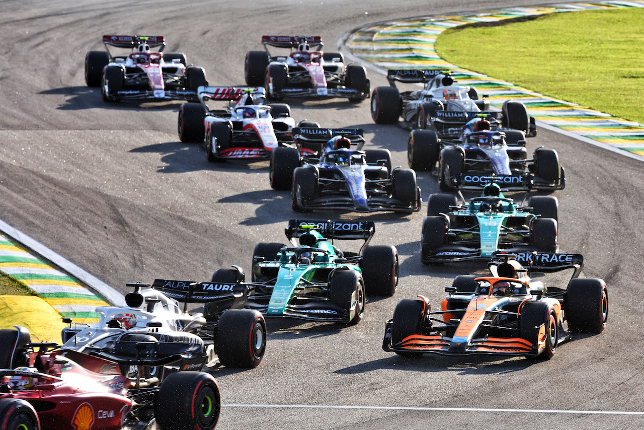 GP BRASILE, Sebastian Vettel (GER) Aston Martin F1 Team AMR22 e Daniel Ricciardo (AUS) McLaren MCL36 at the partenza of the race.
12.11.2022. Formula 1 World Championship, Rd 21, Brazilian Grand Prix, Sao Paulo, Brazil, Sprint Day.
- www.xpbimages.com, EMail: requests@xpbimages.com © Copyright: Batchelor / XPB Images