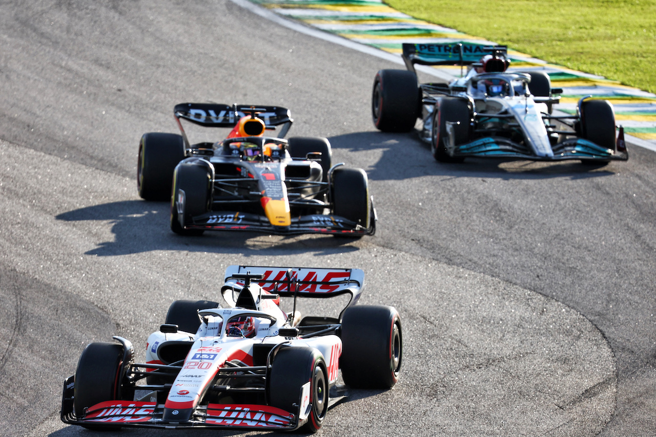 GP BRASILE, Kevin Magnussen (DEN) Haas VF-22 davanti a Max Verstappen (NLD) Red Bull Racing RB18 e George Russell (GBR) Mercedes AMG F1 W13.
12.11.2022. Formula 1 World Championship, Rd 21, Brazilian Grand Prix, Sao Paulo, Brazil, Sprint Day.
- www.xpbimages.com, EMail: requests@xpbimages.com © Copyright: Batchelor / XPB Images
