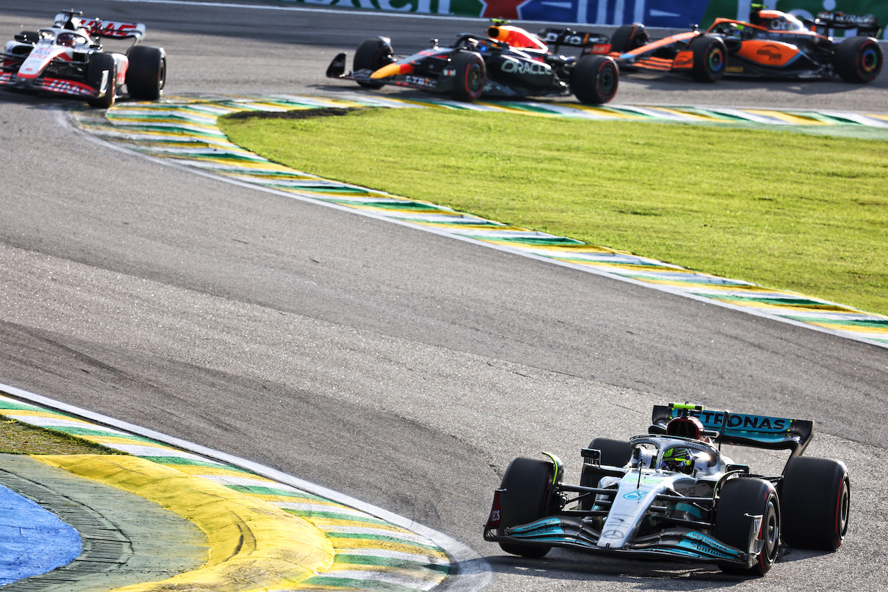 GP BRASILE, Lewis Hamilton (GBR) Mercedes AMG F1 W13.
12.11.2022. Formula 1 World Championship, Rd 21, Brazilian Grand Prix, Sao Paulo, Brazil, Sprint Day.
- www.xpbimages.com, EMail: requests@xpbimages.com © Copyright: Batchelor / XPB Images