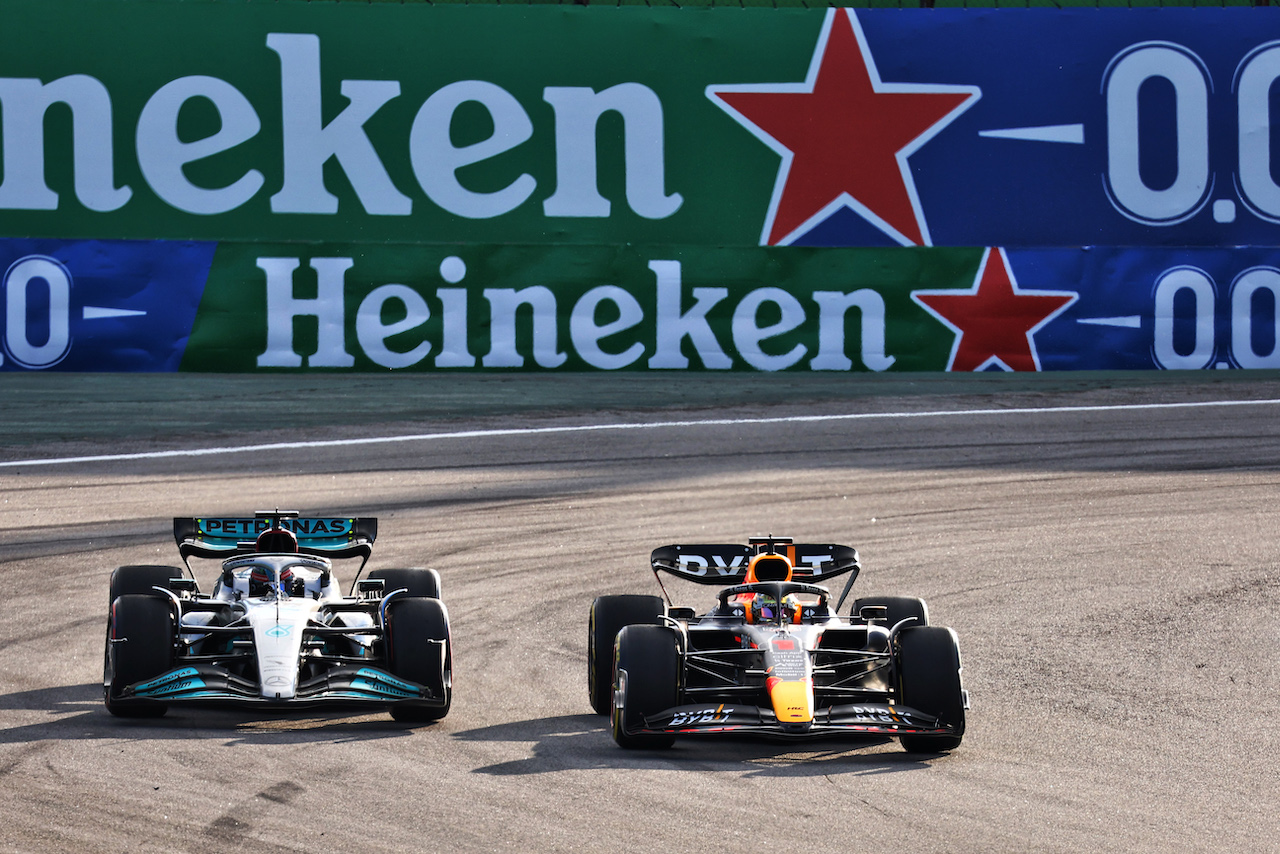 GP BRASILE, Max Verstappen (NLD) Red Bull Racing RB18 e George Russell (GBR) Mercedes AMG F1 W13 battle for the lead of the race.
12.11.2022. Formula 1 World Championship, Rd 21, Brazilian Grand Prix, Sao Paulo, Brazil, Sprint Day.
- www.xpbimages.com, EMail: requests@xpbimages.com © Copyright: Batchelor / XPB Images