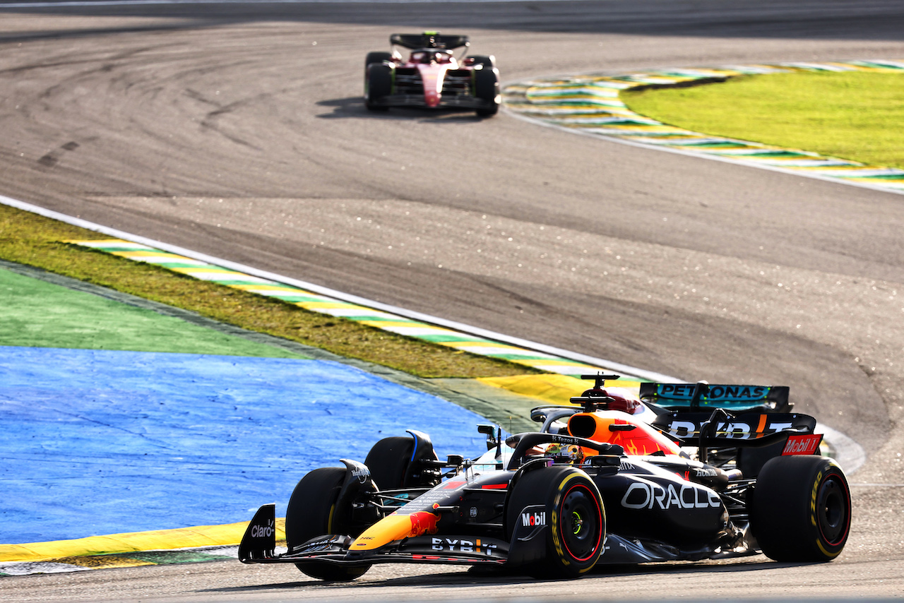 GP BRASILE, Max Verstappen (NLD) Red Bull Racing RB18 e George Russell (GBR) Mercedes AMG F1 W13 battle for the lead of the race.
12.11.2022. Formula 1 World Championship, Rd 21, Brazilian Grand Prix, Sao Paulo, Brazil, Sprint Day.
- www.xpbimages.com, EMail: requests@xpbimages.com © Copyright: Batchelor / XPB Images
