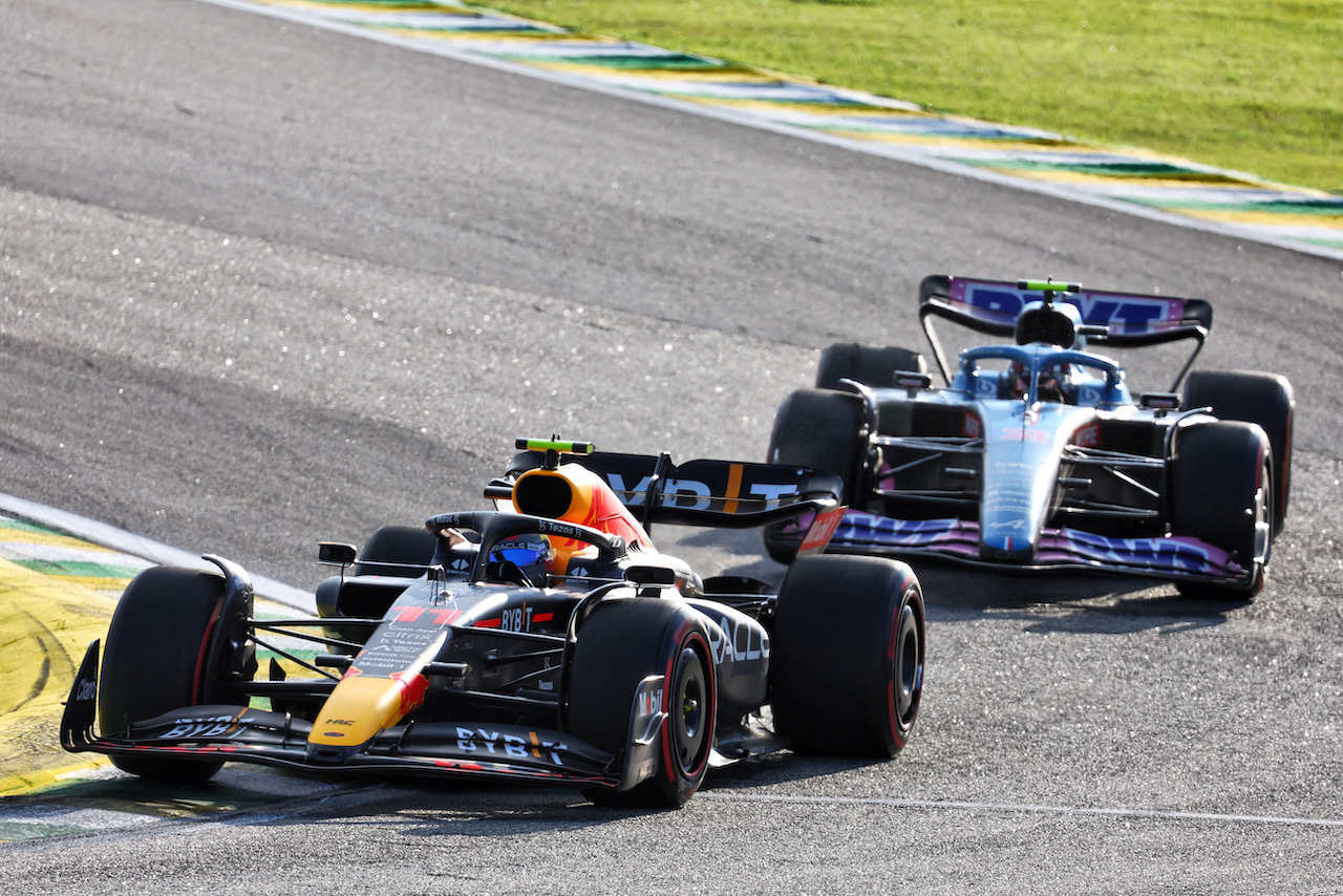 GP BRASILE, Sergio Perez (MEX) Red Bull Racing RB18.
12.11.2022. Formula 1 World Championship, Rd 21, Brazilian Grand Prix, Sao Paulo, Brazil, Sprint Day.
- www.xpbimages.com, EMail: requests@xpbimages.com © Copyright: Batchelor / XPB Images
