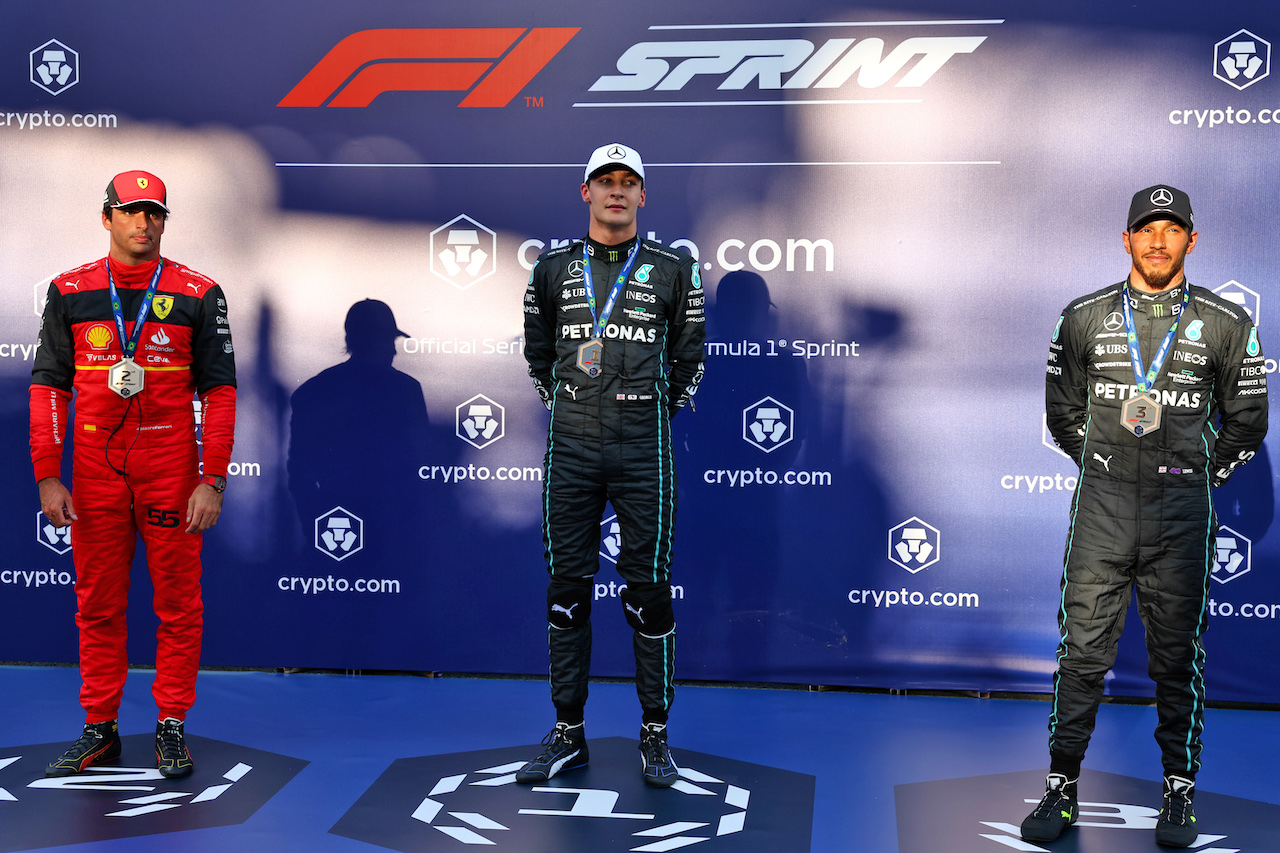 GP BRASILE, Sprint top three (L to R): Carlos Sainz Jr (ESP) Ferrari, second; George Russell (GBR) Mercedes AMG F1, first; Lewis Hamilton (GBR) Mercedes AMG F1, third.
12.11.2022. Formula 1 World Championship, Rd 21, Brazilian Grand Prix, Sao Paulo, Brazil, Sprint Day.
- www.xpbimages.com, EMail: requests@xpbimages.com © Copyright: Batchelor / XPB Images