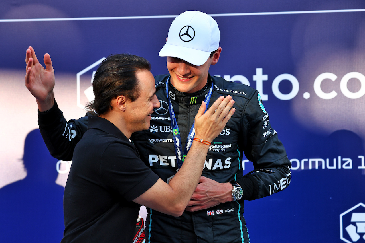 GP BRASILE, George Russell (GBR) Mercedes AMG F1 W13 celebrates fininshing first in Sprint with Felipe Massa (BRA) FIA Drivers' Commission President.
12.11.2022. Formula 1 World Championship, Rd 21, Brazilian Grand Prix, Sao Paulo, Brazil, Sprint Day.
- www.xpbimages.com, EMail: requests@xpbimages.com © Copyright: Batchelor / XPB Images