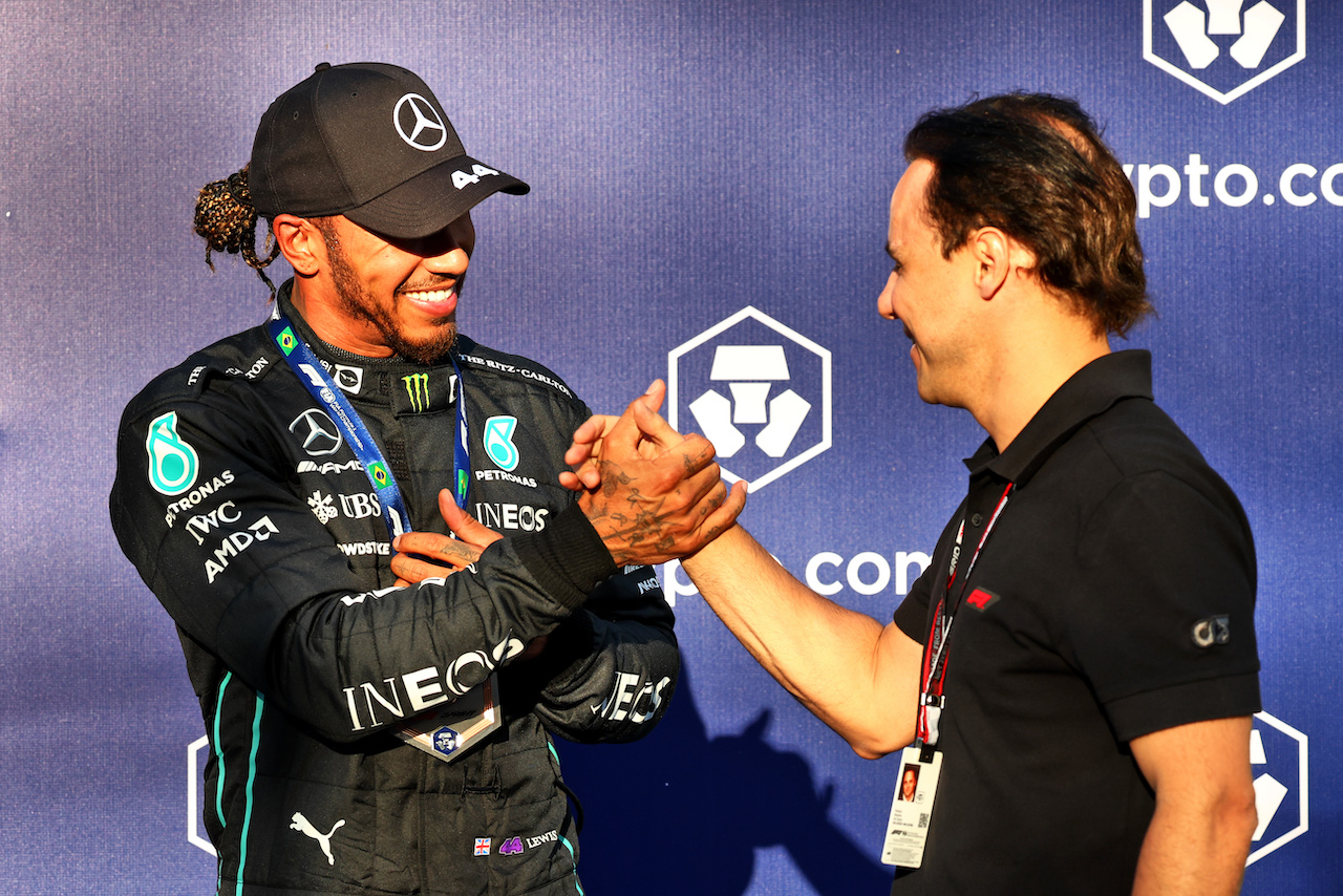 GP BRASILE, (L to R): Lewis Hamilton (GBR) Mercedes AMG F1 with Felipe Massa (BRA) FIA Drivers' Commission President in Sprint parc ferme.
12.11.2022. Formula 1 World Championship, Rd 21, Brazilian Grand Prix, Sao Paulo, Brazil, Sprint Day.
- www.xpbimages.com, EMail: requests@xpbimages.com © Copyright: Batchelor / XPB Images