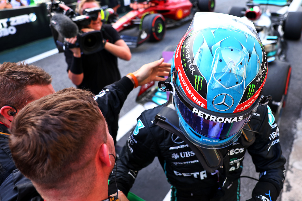 GP BRASILE, George Russell (GBR) Mercedes AMG F1 celebrates finishing first in Sprint parc ferme.
12.11.2022. Formula 1 World Championship, Rd 21, Brazilian Grand Prix, Sao Paulo, Brazil, Sprint Day.
- www.xpbimages.com, EMail: requests@xpbimages.com © Copyright: Batchelor / XPB Images