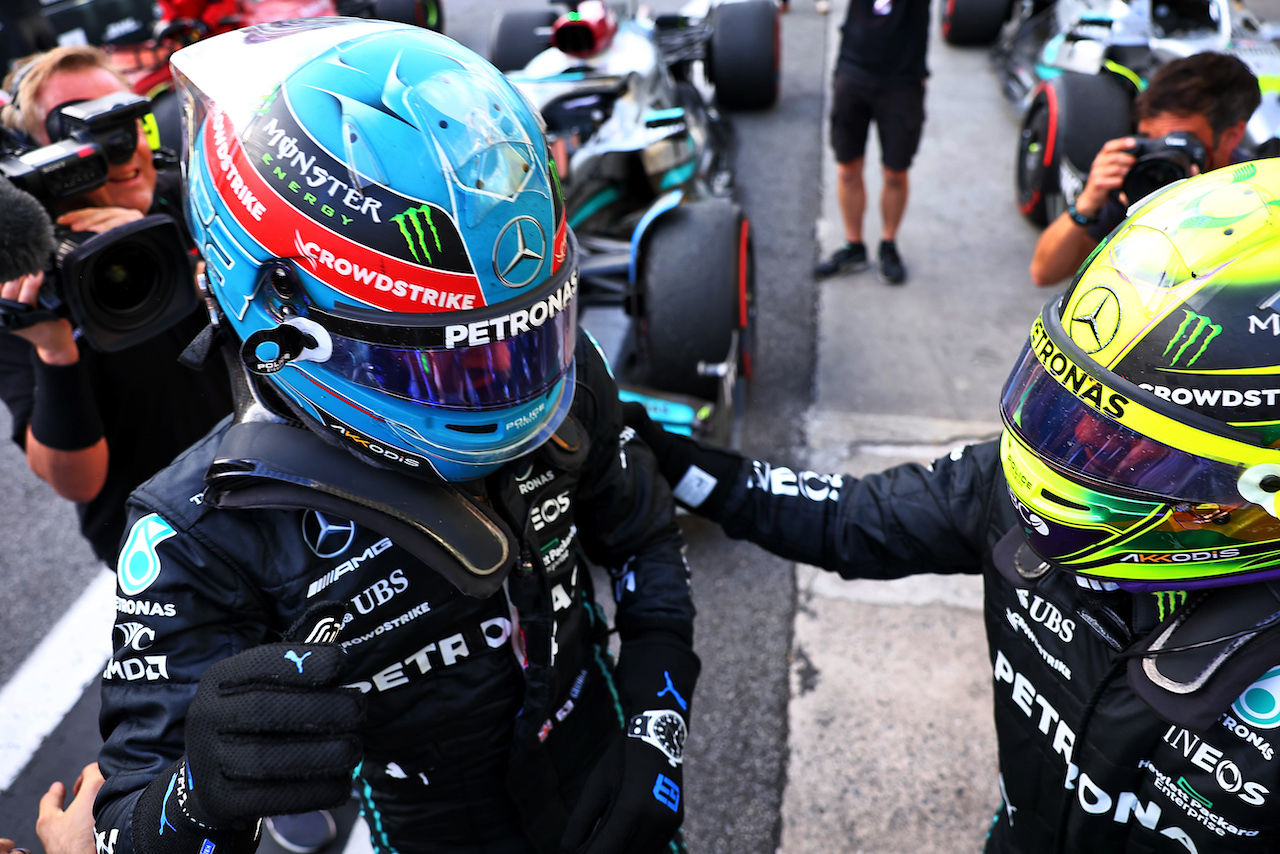 GP BRASILE, George Russell (GBR) Mercedes AMG F1 celebrates finishing first in Sprint parc ferme with third placed team mate Lewis Hamilton (GBR) Mercedes AMG F1.
12.11.2022. Formula 1 World Championship, Rd 21, Brazilian Grand Prix, Sao Paulo, Brazil, Sprint Day.
- www.xpbimages.com, EMail: requests@xpbimages.com © Copyright: Batchelor / XPB Images