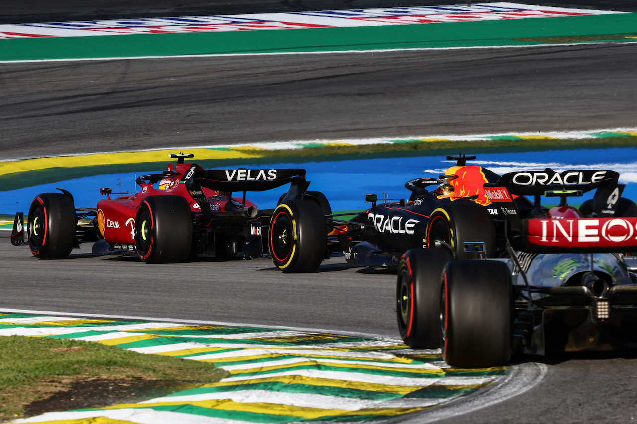 GP BRASILE, Carlos Sainz Jr (ESP), Ferrari e Max Verstappen (NLD), Red Bull Racing 
12.11.2022. Formula 1 World Championship, Rd 21, Brazilian Grand Prix, Sao Paulo, Brazil, Sprint Day.
- www.xpbimages.com, EMail: requests@xpbimages.com © Copyright: Charniaux / XPB Images