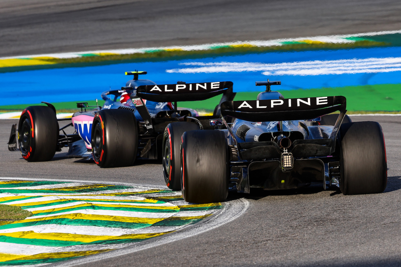 GP BRASILE, Esteban Ocon (FRA), Alpine F1 Team e Fernando Alonso (ESP), Alpine F1 Team 
12.11.2022. Formula 1 World Championship, Rd 21, Brazilian Grand Prix, Sao Paulo, Brazil, Sprint Day.
- www.xpbimages.com, EMail: requests@xpbimages.com ¬© Copyright: Charniaux / XPB Images
