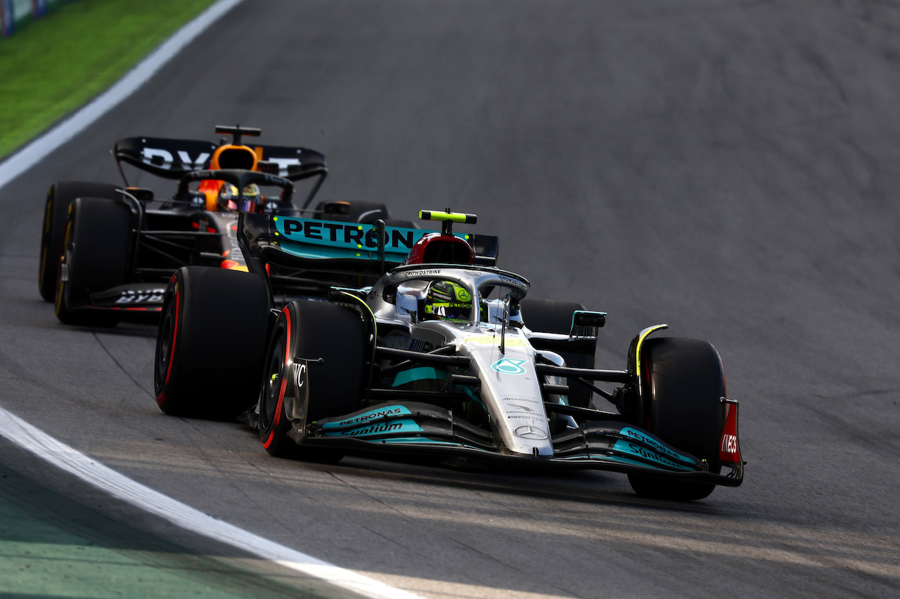 GP BRASILE, Lewis Hamilton (GBR), Mercedes AMG F1  e Max Verstappen (NLD), Red Bull Racing 
12.11.2022. Formula 1 World Championship, Rd 21, Brazilian Grand Prix, Sao Paulo, Brazil, Sprint Day.
- www.xpbimages.com, EMail: requests@xpbimages.com ¬© Copyright: Charniaux / XPB Images