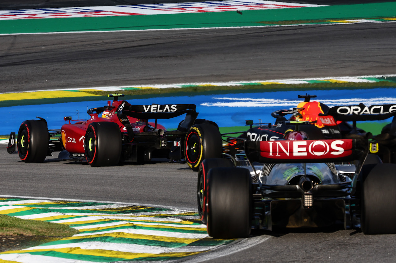 GP BRASILE, Carlos Sainz Jr (ESP), Ferrari e Max Verstappen (NLD), Red Bull Racing 
12.11.2022. Formula 1 World Championship, Rd 21, Brazilian Grand Prix, Sao Paulo, Brazil, Sprint Day.
- www.xpbimages.com, EMail: requests@xpbimages.com ¬© Copyright: Charniaux / XPB Images