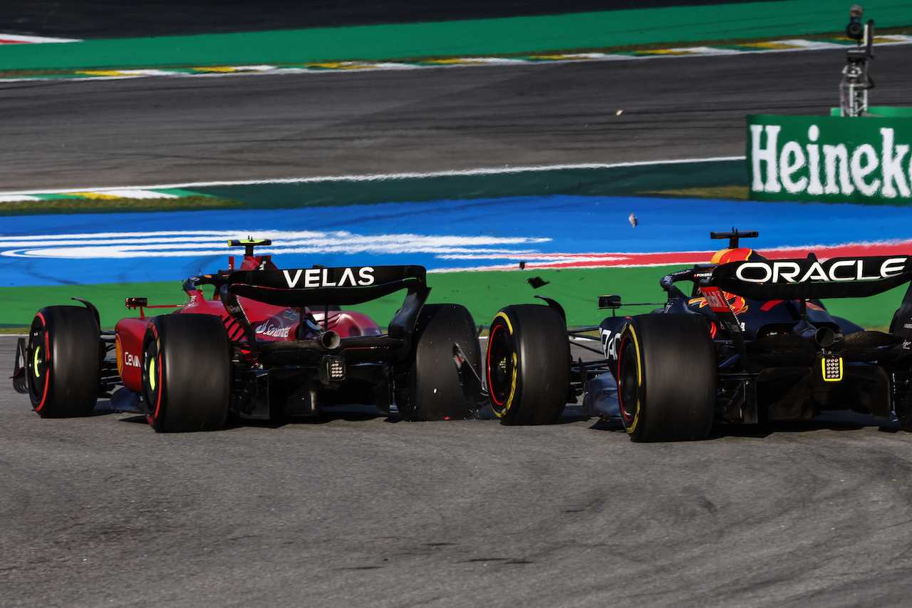 GP BRASILE, Carlos Sainz Jr (ESP), Ferrari e Max Verstappen (NLD), Red Bull Racing 
12.11.2022. Formula 1 World Championship, Rd 21, Brazilian Grand Prix, Sao Paulo, Brazil, Sprint Day.
- www.xpbimages.com, EMail: requests@xpbimages.com ¬© Copyright: Charniaux / XPB Images