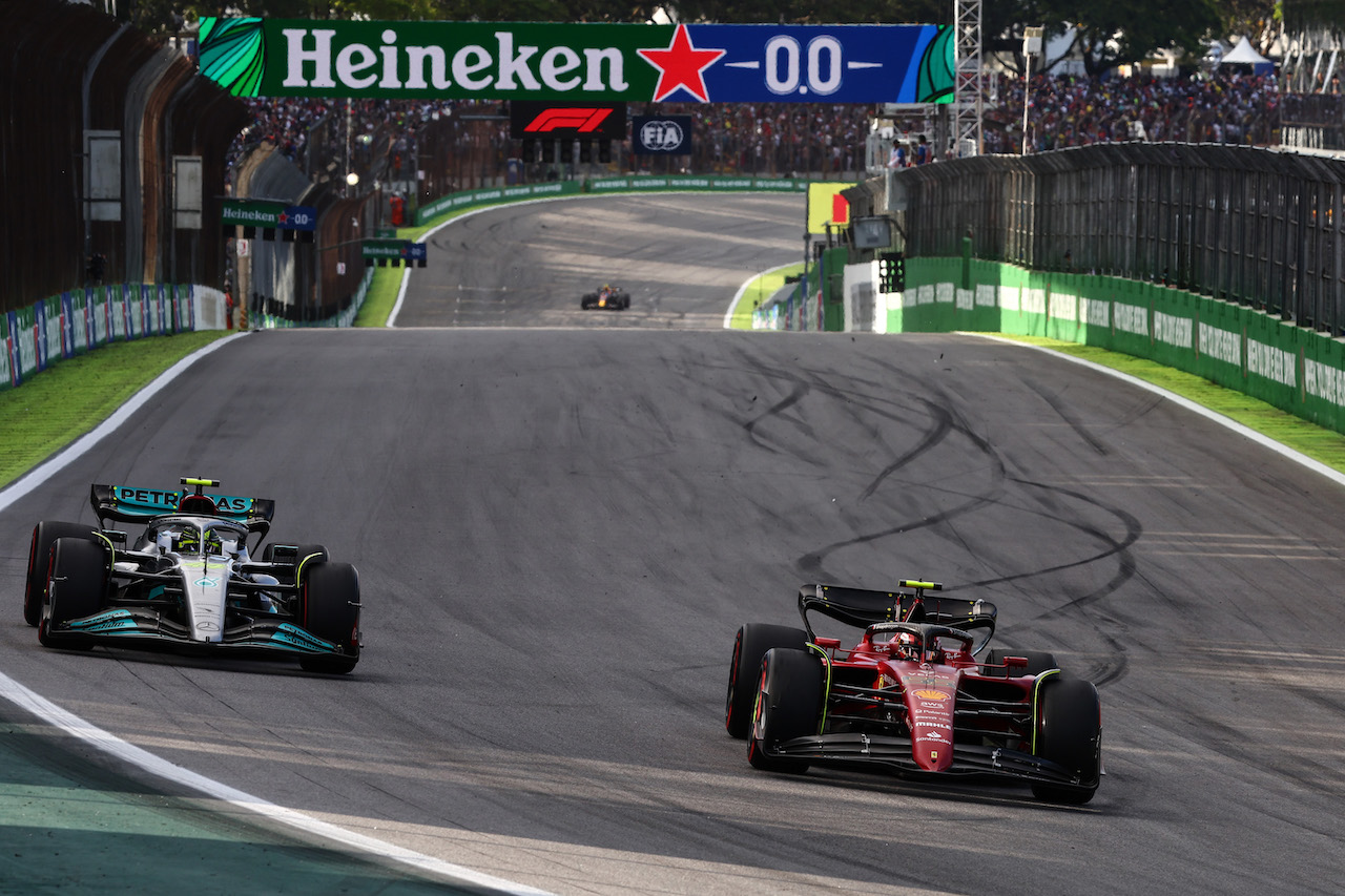 GP BRASILE, Carlos Sainz Jr (ESP), Ferrari e Lewis Hamilton (GBR), Mercedes AMG F1  
12.11.2022. Formula 1 World Championship, Rd 21, Brazilian Grand Prix, Sao Paulo, Brazil, Sprint Day.
- www.xpbimages.com, EMail: requests@xpbimages.com ¬© Copyright: Charniaux / XPB Images