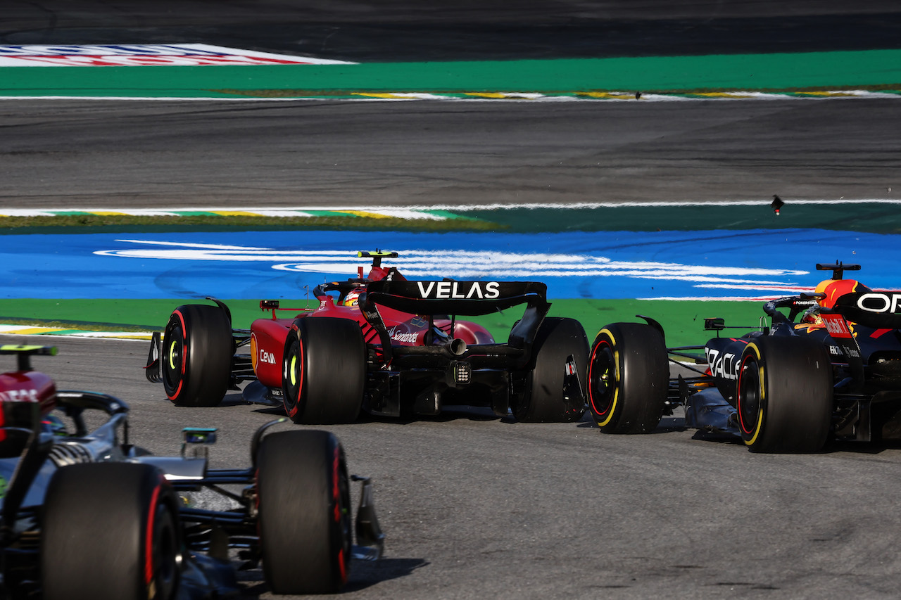 GP BRASILE, Carlos Sainz Jr (ESP), Ferrari e Max Verstappen (NLD), Red Bull Racing 
12.11.2022. Formula 1 World Championship, Rd 21, Brazilian Grand Prix, Sao Paulo, Brazil, Sprint Day.
- www.xpbimages.com, EMail: requests@xpbimages.com ¬© Copyright: Charniaux / XPB Images