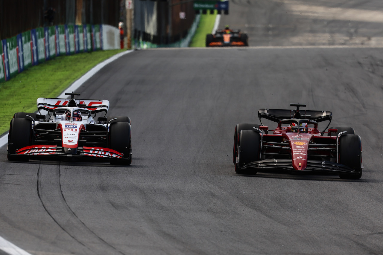 GP BRASILE, Kevin Magnussen (DEN) Haas F1 Team e Charles Leclerc (FRA), Ferrari 
12.11.2022. Formula 1 World Championship, Rd 21, Brazilian Grand Prix, Sao Paulo, Brazil, Sprint Day.
- www.xpbimages.com, EMail: requests@xpbimages.com © Copyright: Charniaux / XPB Images