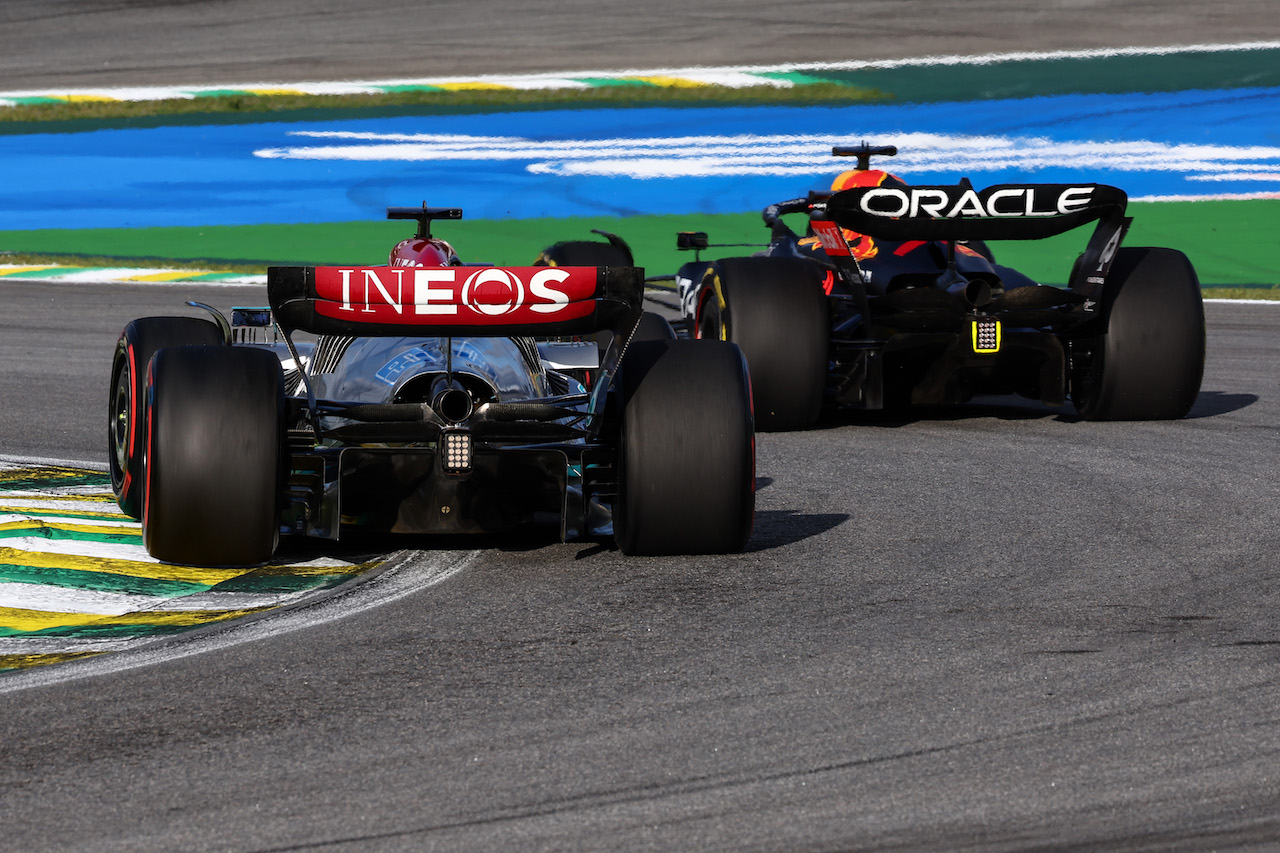 GP BRASILE, George Russell (GBR), Mercedes AMG F1 e Max Verstappen (NLD), Red Bull Racing 
12.11.2022. Formula 1 World Championship, Rd 21, Brazilian Grand Prix, Sao Paulo, Brazil, Sprint Day.
- www.xpbimages.com, EMail: requests@xpbimages.com ¬© Copyright: Charniaux / XPB Images