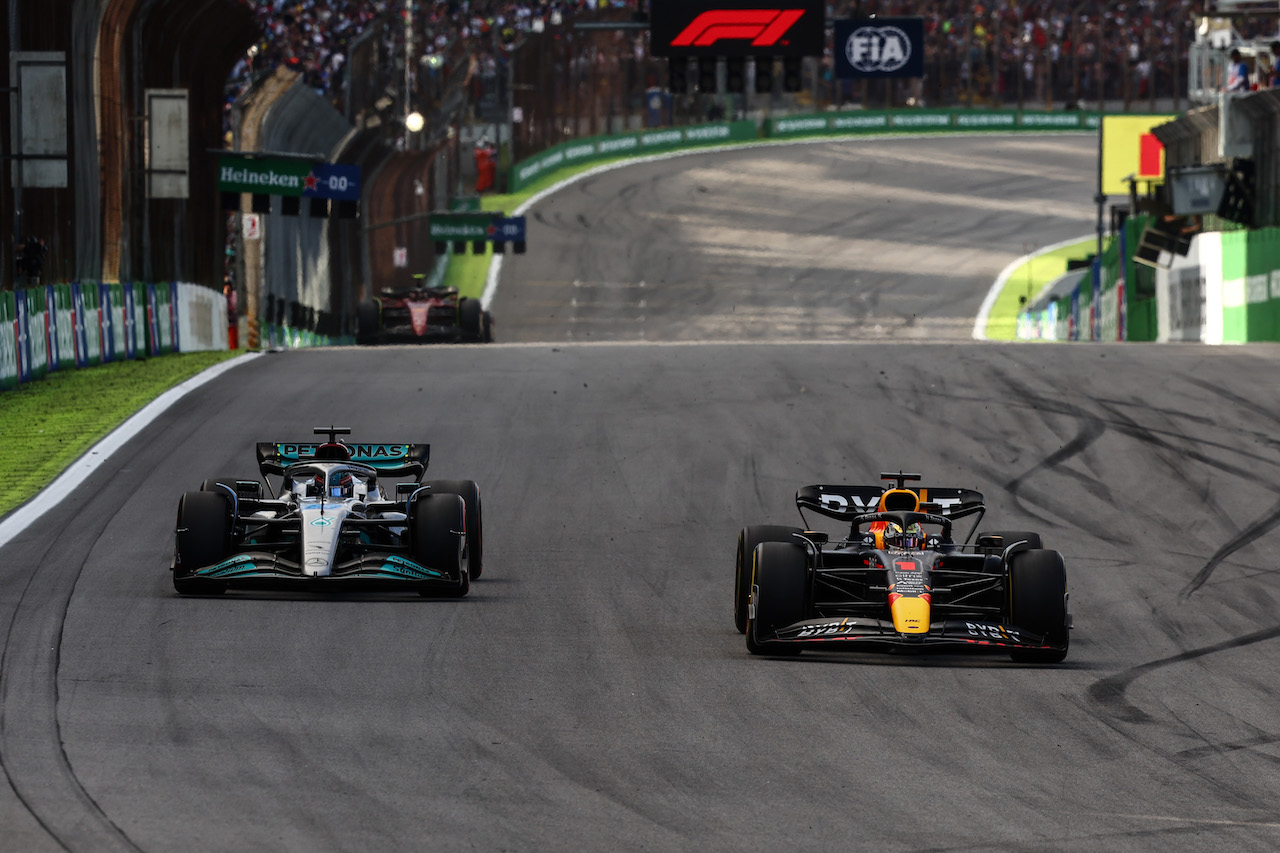 GP BRASILE, George Russell (GBR), Mercedes AMG F1 e Max Verstappen (NLD), Red Bull Racing 
12.11.2022. Formula 1 World Championship, Rd 21, Brazilian Grand Prix, Sao Paulo, Brazil, Sprint Day.
- www.xpbimages.com, EMail: requests@xpbimages.com ¬© Copyright: Charniaux / XPB Images