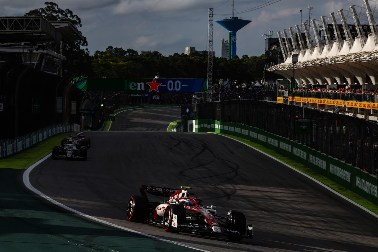 GP BRASILE, Guanyu Zhou (CHI), Alfa Romeo Racing 
12.11.2022. Formula 1 World Championship, Rd 21, Brazilian Grand Prix, Sao Paulo, Brazil, Sprint Day.
- www.xpbimages.com, EMail: requests@xpbimages.com ¬© Copyright: Charniaux / XPB Images