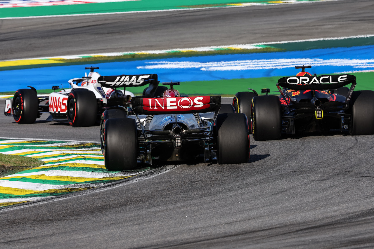 GP BRASILE, George Russell (GBR), Mercedes AMG F1 e Max Verstappen (NLD), Red Bull Racing 
12.11.2022. Formula 1 World Championship, Rd 21, Brazilian Grand Prix, Sao Paulo, Brazil, Sprint Day.
- www.xpbimages.com, EMail: requests@xpbimages.com ¬© Copyright: Charniaux / XPB Images