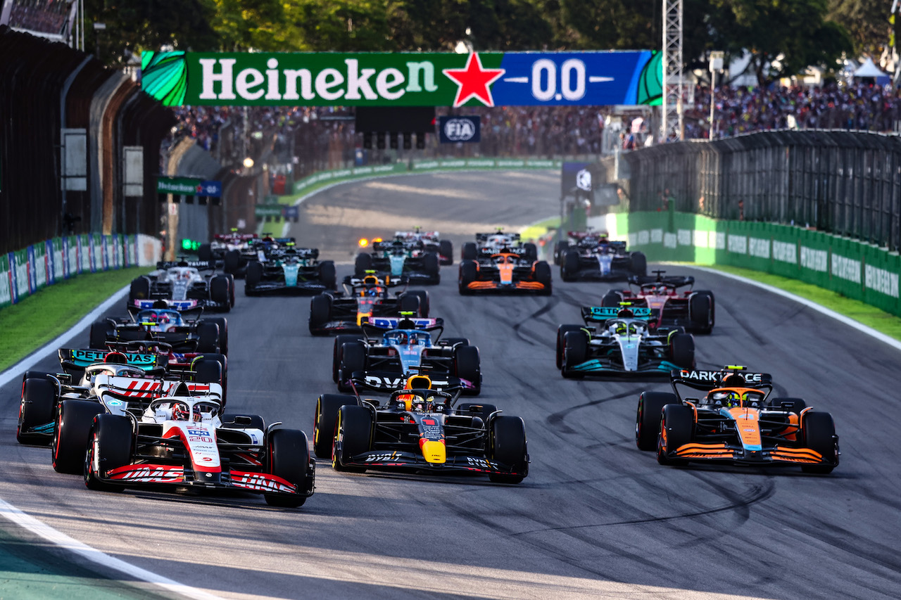 GP BRASILE, Start of the race, Kevin Magnussen (DEN) Haas F1 Team 
12.11.2022. Formula 1 World Championship, Rd 21, Brazilian Grand Prix, Sao Paulo, Brazil, Sprint Day.
- www.xpbimages.com, EMail: requests@xpbimages.com ¬© Copyright: Charniaux / XPB Images