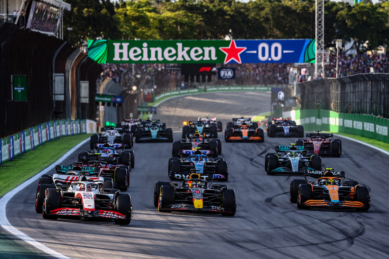 GP BRASILE, Start of the race, Kevin Magnussen (DEN) Haas F1 Team 
12.11.2022. Formula 1 World Championship, Rd 21, Brazilian Grand Prix, Sao Paulo, Brazil, Sprint Day.
- www.xpbimages.com, EMail: requests@xpbimages.com ¬© Copyright: Charniaux / XPB Images