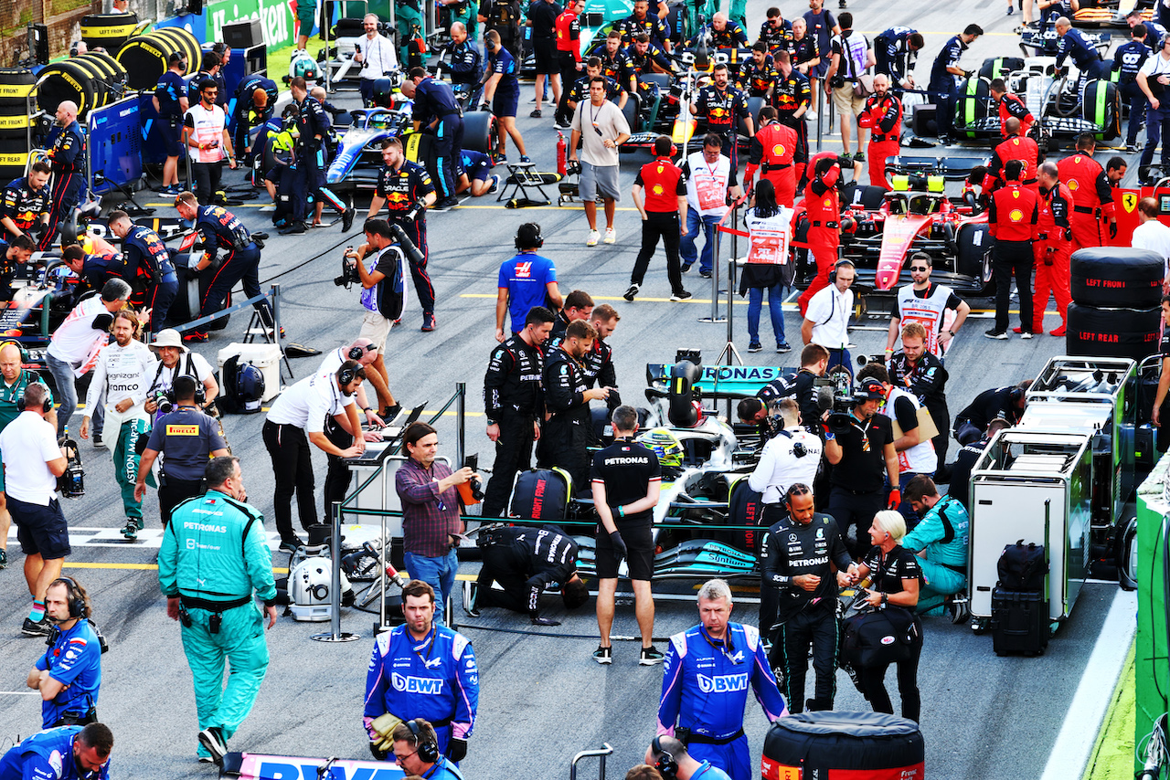 GP BRASILE, Lewis Hamilton (GBR) Mercedes AMG F1 W13 on the grid.
12.11.2022. Formula 1 World Championship, Rd 21, Brazilian Grand Prix, Sao Paulo, Brazil, Sprint Day.
 - www.xpbimages.com, EMail: requests@xpbimages.com © Copyright: Coates / XPB Images