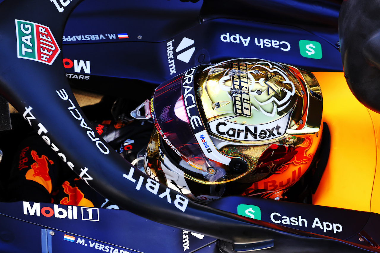 GP BRASILE, Max Verstappen (NLD) Red Bull Racing RB18 on the grid.
12.11.2022. Formula 1 World Championship, Rd 21, Brazilian Grand Prix, Sao Paulo, Brazil, Sprint Day.
 - www.xpbimages.com, EMail: requests@xpbimages.com © Copyright: Coates / XPB Images