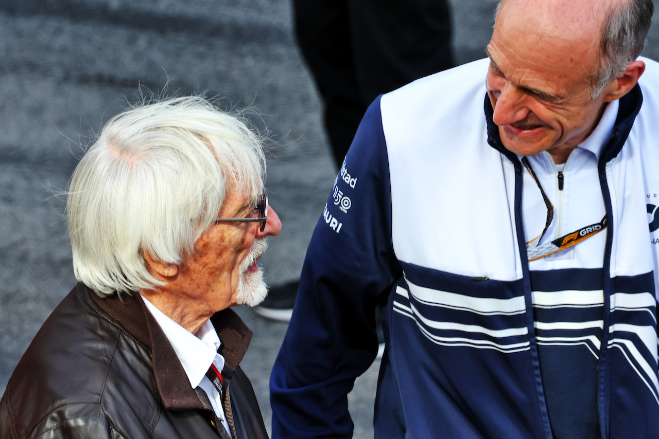 GP BRASILE, Bernie Ecclestone (GBR) with Franz Tost (AUT) AlphaTauri Team Principal on the grid.
12.11.2022. Formula 1 World Championship, Rd 21, Brazilian Grand Prix, Sao Paulo, Brazil, Sprint Day.
 - www.xpbimages.com, EMail: requests@xpbimages.com © Copyright: Coates / XPB Images