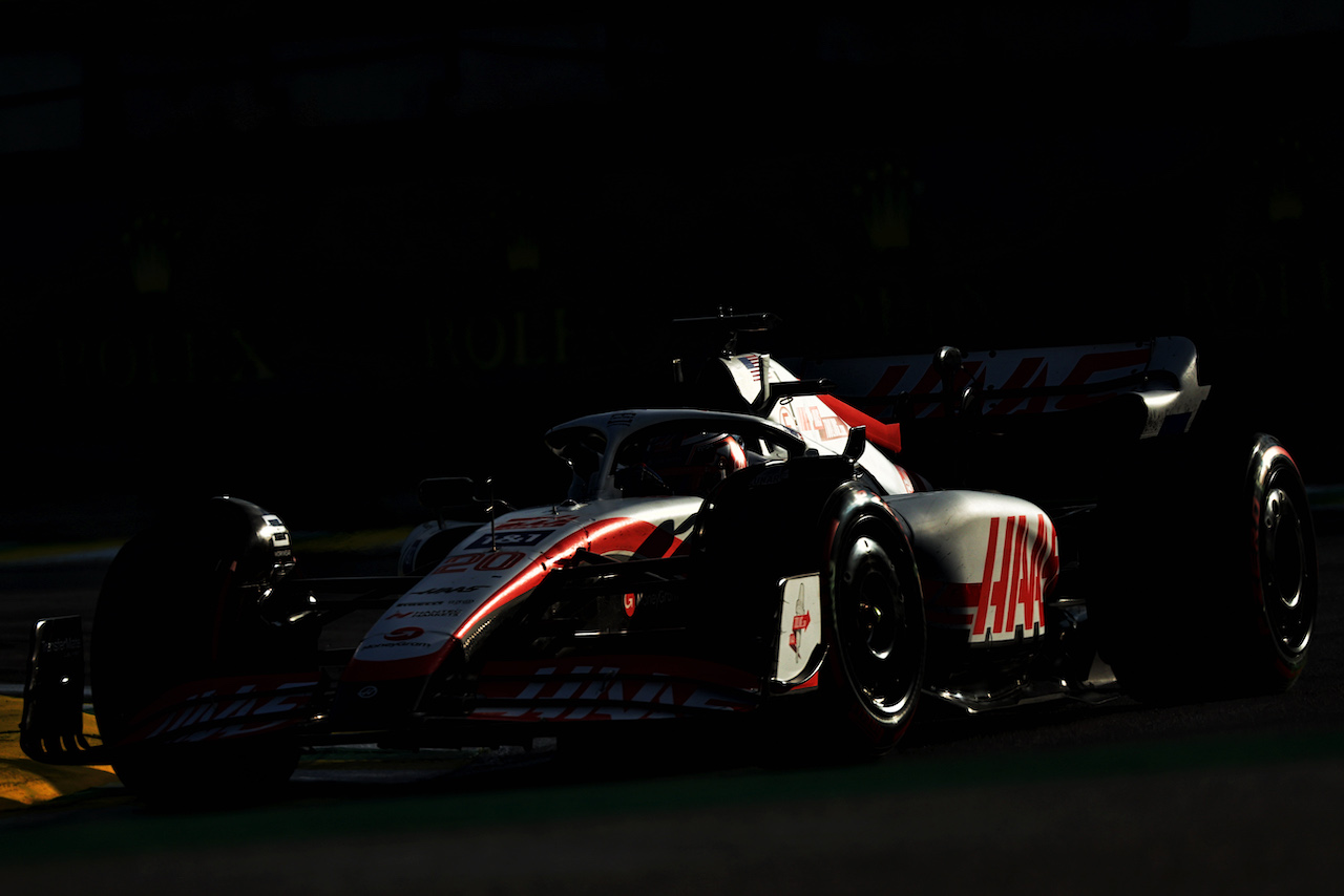 GP BRASILE, Kevin Magnussen (DEN) Haas VF-22.
12.11.2022. Formula 1 World Championship, Rd 21, Brazilian Grand Prix, Sao Paulo, Brazil, Sprint Day.
 - www.xpbimages.com, EMail: requests@xpbimages.com © Copyright: Coates / XPB Images