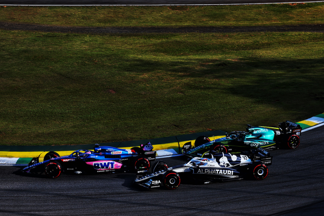 GP BRASILE, Fernando Alonso (ESP) Alpine F1 Team A522 davanti a Pierre Gasly (FRA) AlphaTauri AT03 e Lance Stroll (CDN) Aston Martin F1 Team AMR22.
12.11.2022. Formula 1 World Championship, Rd 21, Brazilian Grand Prix, Sao Paulo, Brazil, Sprint Day.
 - www.xpbimages.com, EMail: requests@xpbimages.com © Copyright: Coates / XPB Images