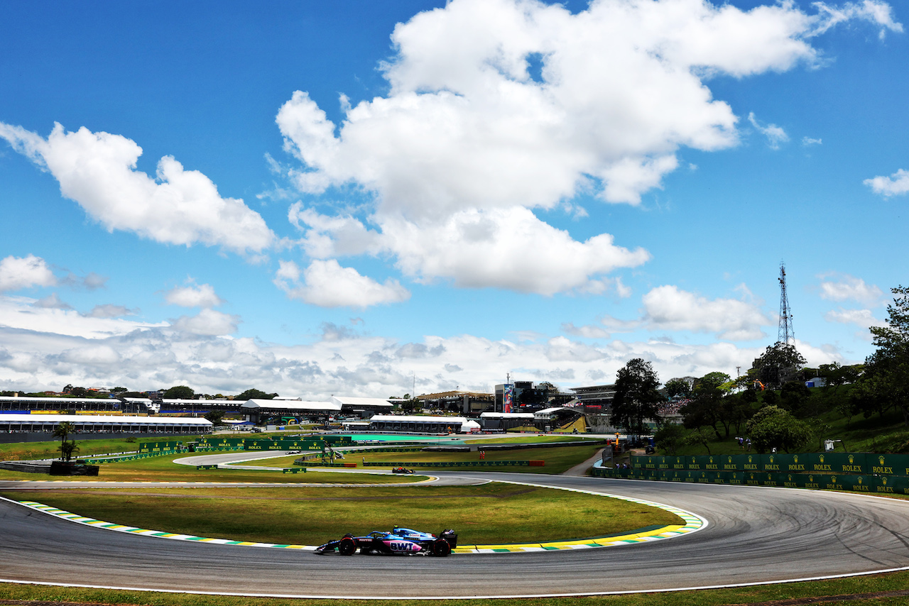 GP BRASILE, Esteban Ocon (FRA) Alpine F1 Team A522.
12.11.2022. Formula 1 World Championship, Rd 21, Brazilian Grand Prix, Sao Paulo, Brazil, Sprint Day.
 - www.xpbimages.com, EMail: requests@xpbimages.com © Copyright: Coates / XPB Images
