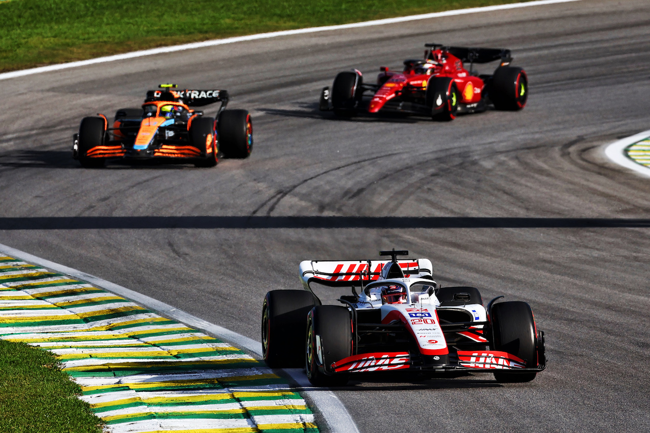 GP BRASILE, Kevin Magnussen (DEN) Haas VF-22.
12.11.2022. Formula 1 World Championship, Rd 21, Brazilian Grand Prix, Sao Paulo, Brazil, Sprint Day.
 - www.xpbimages.com, EMail: requests@xpbimages.com © Copyright: Coates / XPB Images