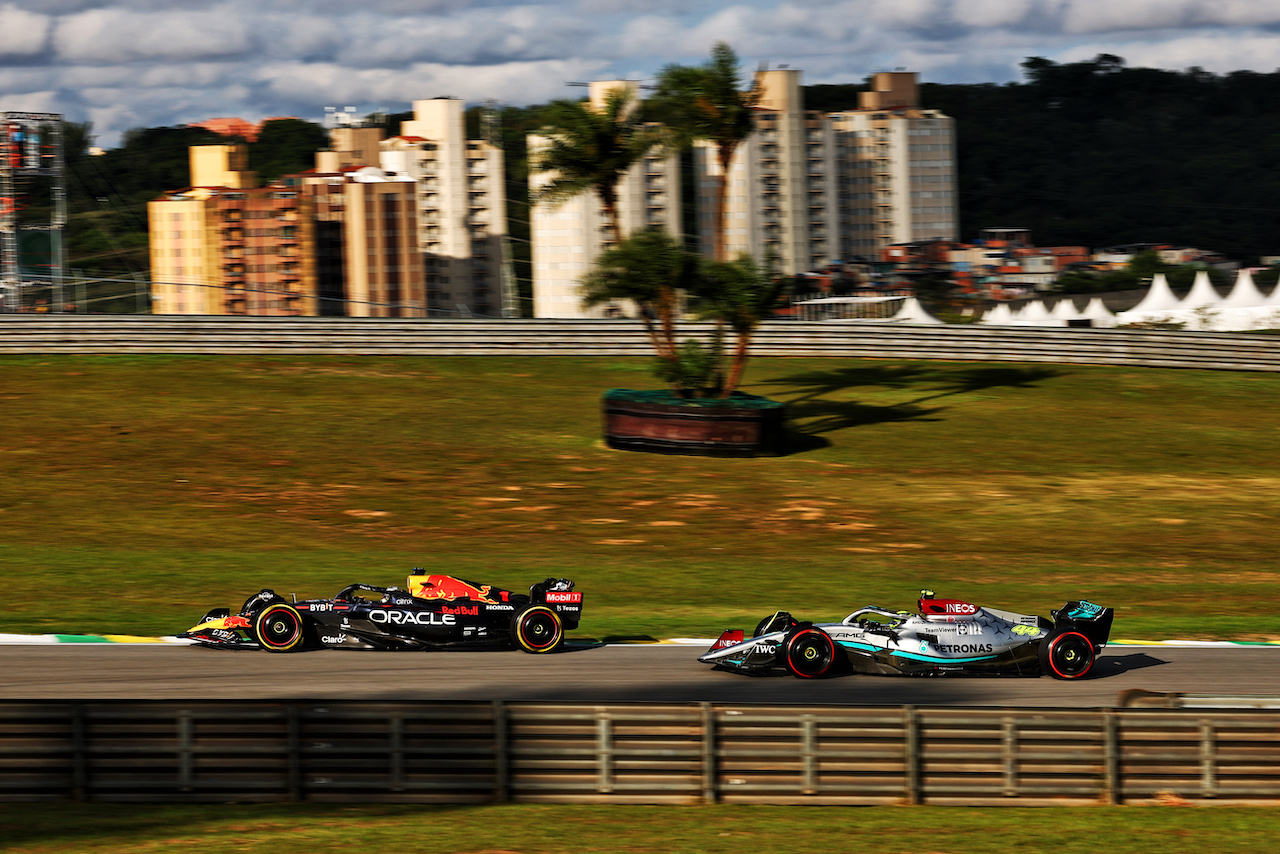 GP BRASILE, Max Verstappen (NLD) Red Bull Racing RB18 davanti a Lewis Hamilton (GBR) Mercedes AMG F1 W13.
12.11.2022. Formula 1 World Championship, Rd 21, Brazilian Grand Prix, Sao Paulo, Brazil, Sprint Day.
 - www.xpbimages.com, EMail: requests@xpbimages.com © Copyright: Coates / XPB Images