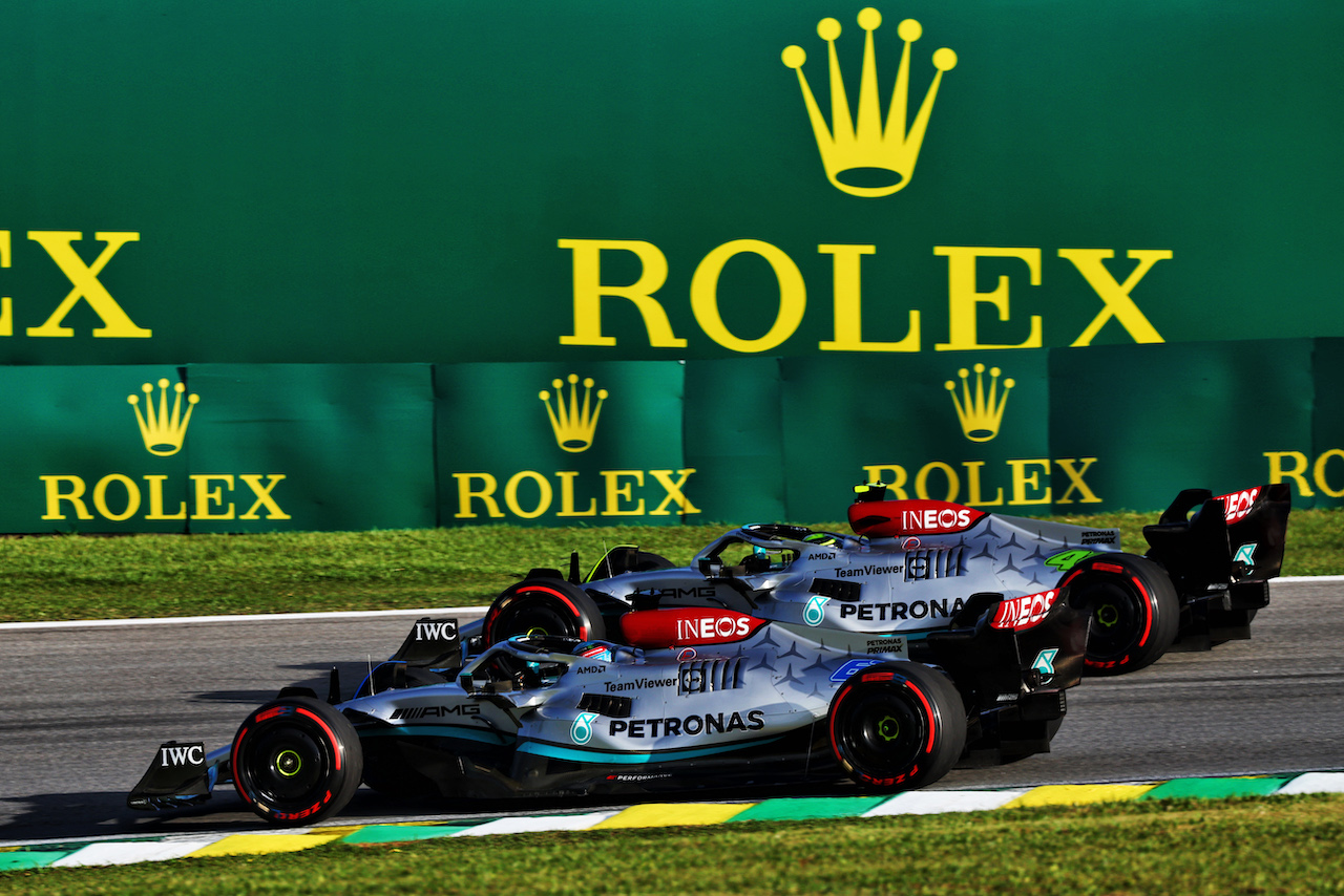 GP BRASILE, George Russell (GBR) Mercedes AMG F1 W13 e Lewis Hamilton (GBR) Mercedes AMG F1 W13.
12.11.2022. Formula 1 World Championship, Rd 21, Brazilian Grand Prix, Sao Paulo, Brazil, Sprint Day.
 - www.xpbimages.com, EMail: requests@xpbimages.com © Copyright: Coates / XPB Images