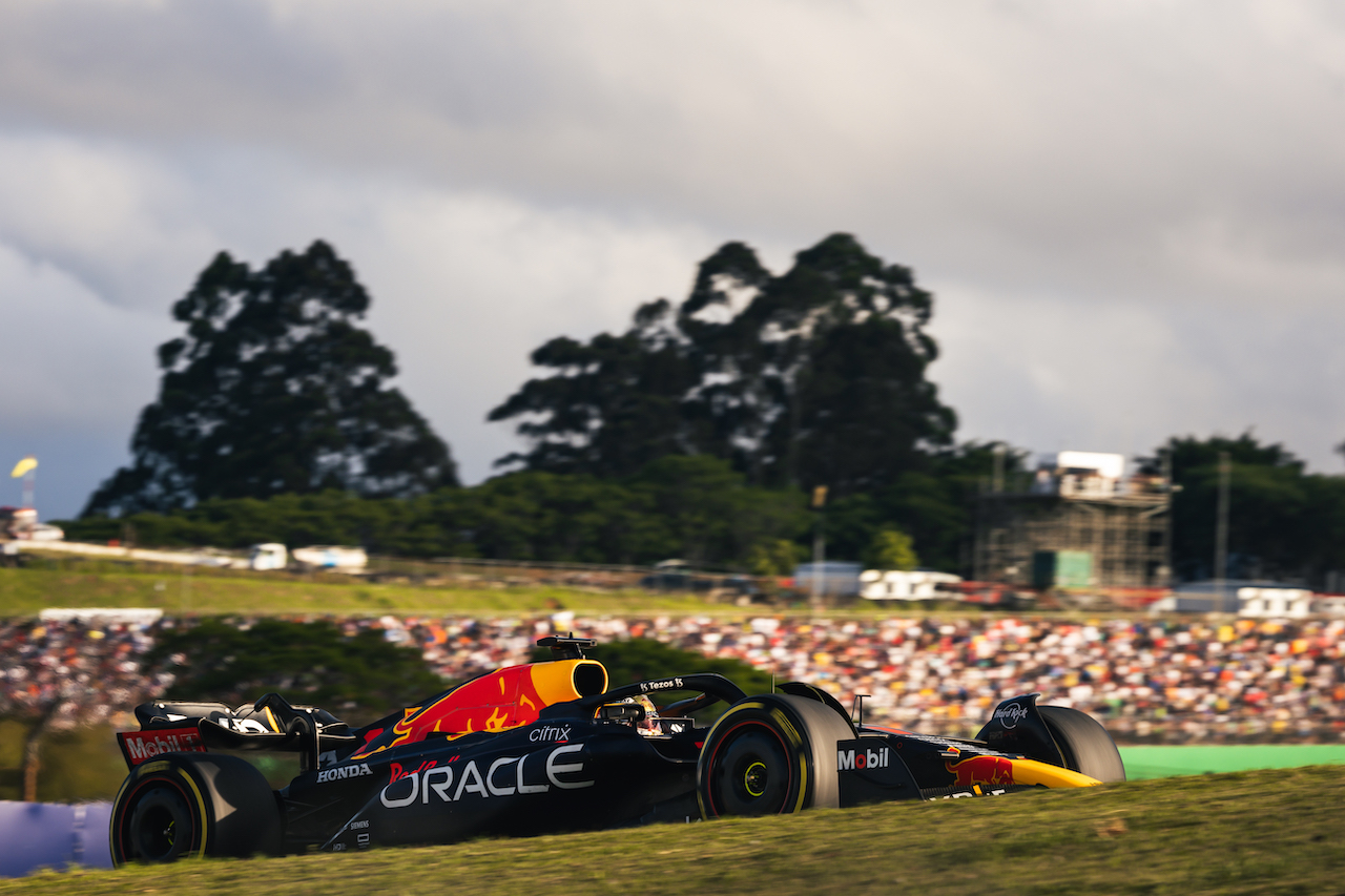 GP BRASILE, Max Verstappen (NLD) Red Bull Racing RB18.
12.11.2022. Formula 1 World Championship, Rd 21, Brazilian Grand Prix, Sao Paulo, Brazil, Sprint Day.
- www.xpbimages.com, EMail: requests@xpbimages.com © Copyright: Bearne / XPB Images
