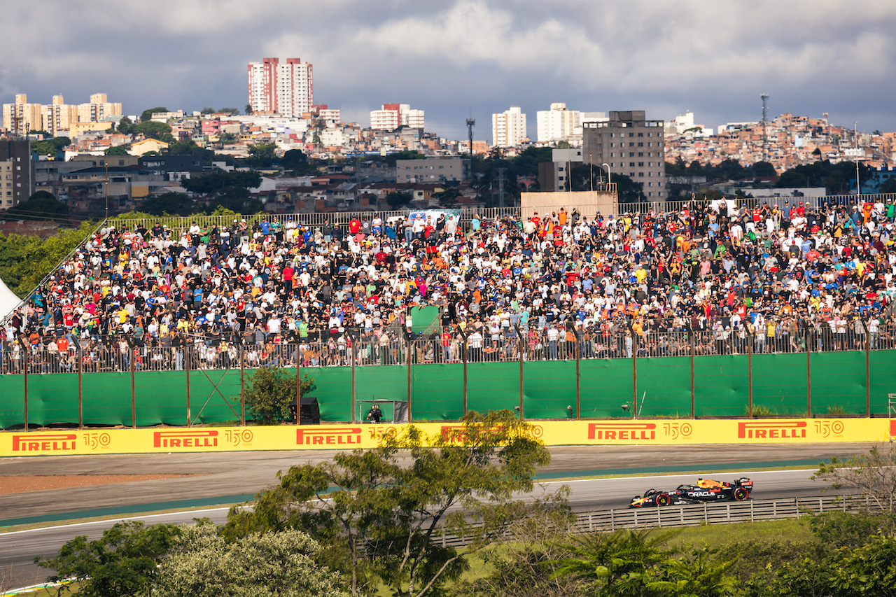 GP BRASILE, Max Verstappen (NLD) Red Bull Racing RB18.
12.11.2022. Formula 1 World Championship, Rd 21, Brazilian Grand Prix, Sao Paulo, Brazil, Sprint Day.
- www.xpbimages.com, EMail: requests@xpbimages.com © Copyright: Bearne / XPB Images