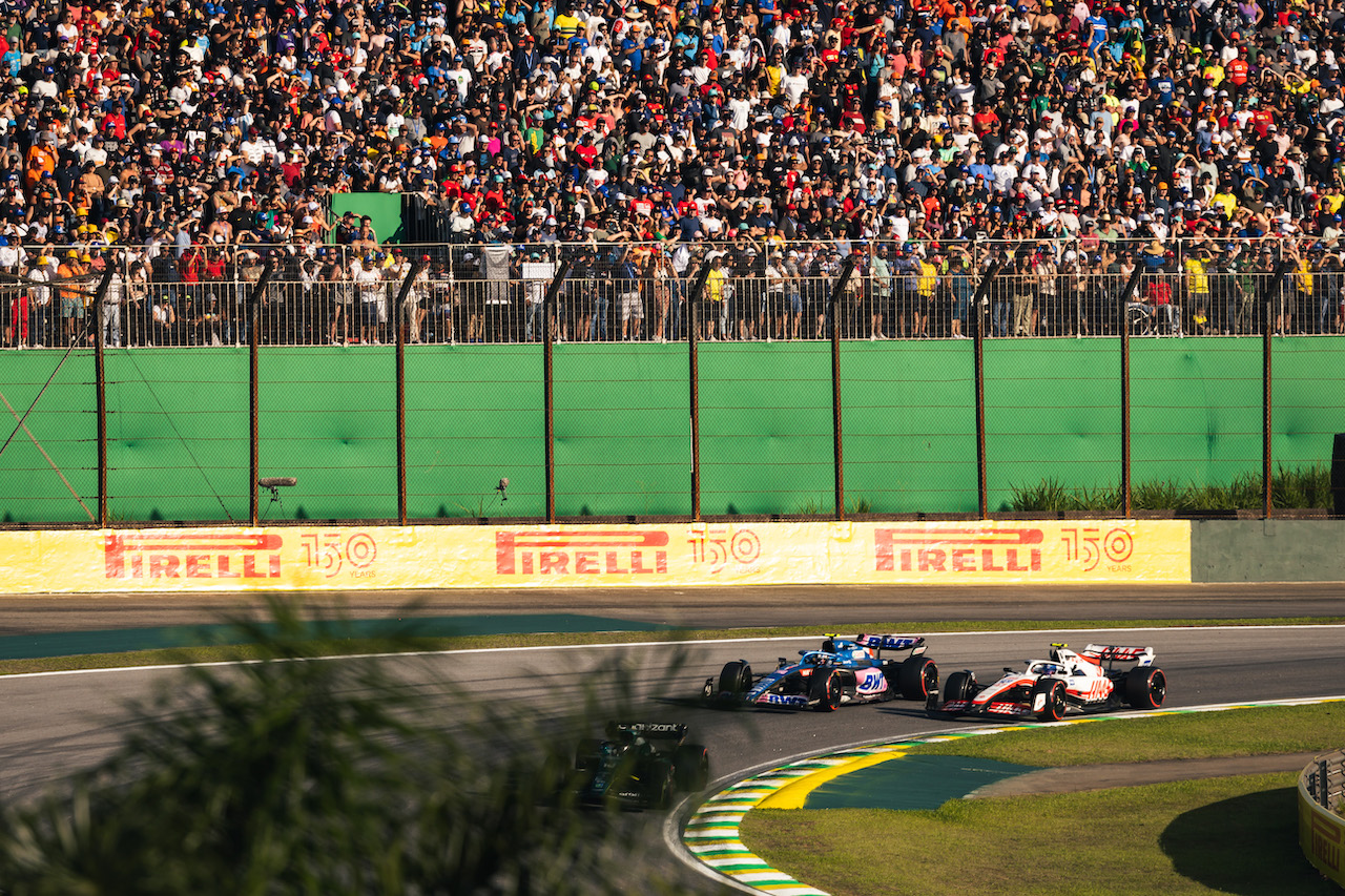 GP BRASILE, Esteban Ocon (FRA) Alpine F1 Team A522 e Mick Schumacher (GER) Haas VF-22 battle for position.
12.11.2022. Formula 1 World Championship, Rd 21, Brazilian Grand Prix, Sao Paulo, Brazil, Sprint Day.
- www.xpbimages.com, EMail: requests@xpbimages.com © Copyright: Bearne / XPB Images